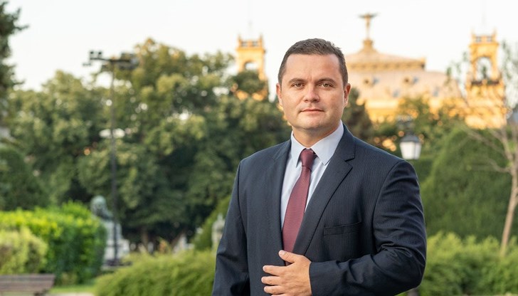 Санкцията е наложена на г-н Милков, защото служебният автомобил, с който е извършено нарушението, е собственост на Община Русе, а неин ръководител е кметът Санкцията е наложена на г-н Милков, защото служебният автомобил, с който е извършено нарушението, е собственост на Община Русе, а неин ръководител е кметът