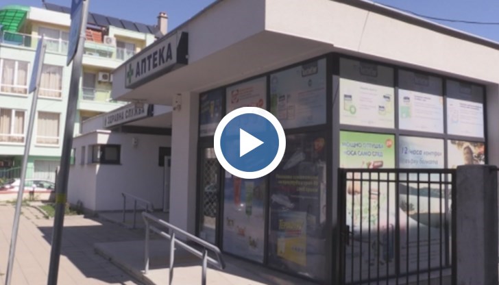 Собственичката на аптеката се налага да работи на втора работа, за да може да си плаща наема към Община Бургас