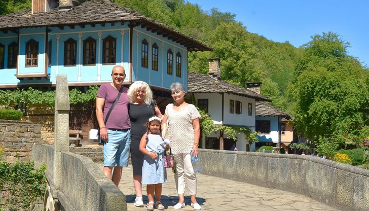 Малката Крисия, майката и бащата, както и бабата Виолета Йорданова, са разгледали занаятчийската чаршия, спрели са се пред съоръженията, задвижвани с вода, опитали са от симитите в пекарната за закуски