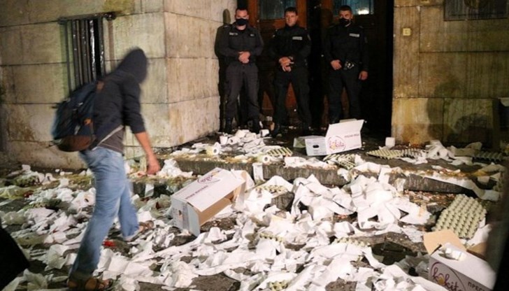 Рола от тоалетна хартия, кори от яйца и солидно количество боклук