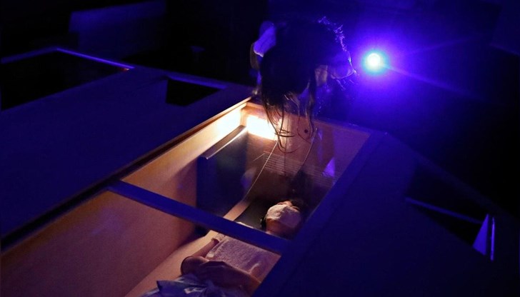 Японска компания предлага на хората, които мислят, че пандемията е страшна, да се поразведрят, като лежат в ковчези, слушат хоръри и гледат актьори, преструващи се на зомбита