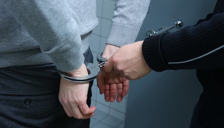 При опит да бъде задържан 25-годишният мъж нанася удар с глава в областта на лявата вежда на полицейски служител и побягва При опит да бъде задържан 25-годишният мъж нанася удар с глава в областта на лявата вежда на полицейски служител и побягва