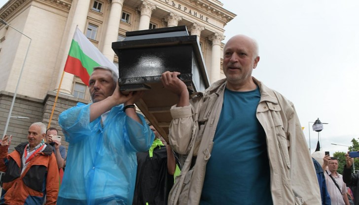 Двама от Отровното трио носиха ковчег и кръст "Борисовата диктатура"