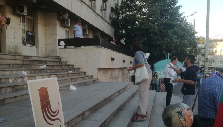 За поредна вечер, недоволни от управлението и от прокуратурата търновци се събраха пред паметника "Майка България" на митинг