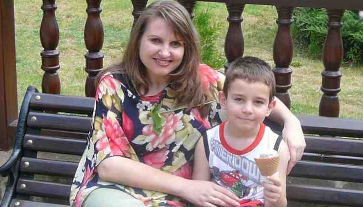 44-годишната майка на 13-годишно момче страда от множествена склероза и медиците дават надежда, че състоянието ѝ ще се подобри, ако се приложи специфична терапия