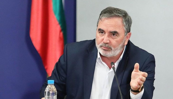 Той предупреди, че вирусът вече се предава по-леко и сваля възрастта