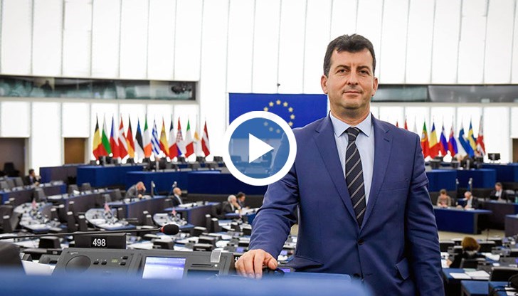 Сценаристите замениха "Атака" с партия "Да, България", за да вдигнат рейтинга и на ДПС, и на Христо Иванов, изрази мнение евродепутатът от ГЕРБ