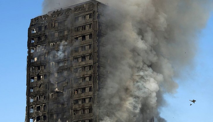 ожарникари съобщиха, че няколко обитатели се опитали да избягат от огъня, скачайки през прозорците