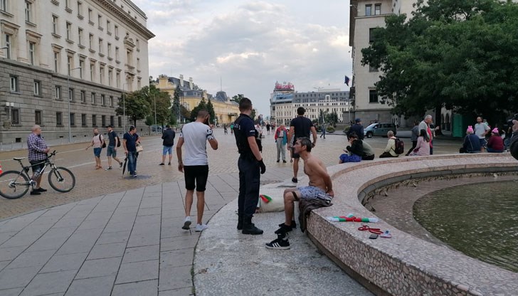 Недоволството срещу властта не стихва