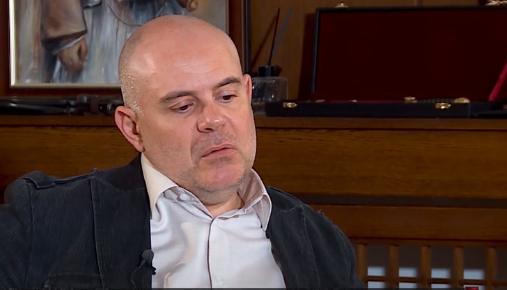 Той обаче избегна конкретен отговор и обяснение дали този имот наистина е в резиденция "Бояна" Той обаче избегна конкретен отговор и обяснение дали този имот наистина е в резиденция "Бояна"