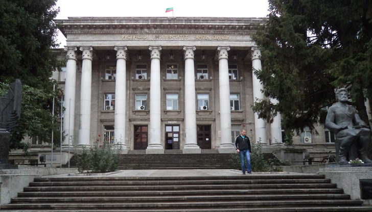 Студентите започват занятията си съгласно изготвения учебен план на 29 август Студентите започват занятията си съгласно изготвения учебен план на 29 август