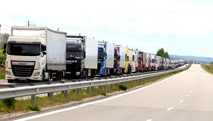 Шофьорите на тежкотоварни камиони карат безобразно в България защото няма кой да ги контролира