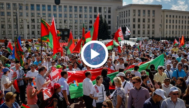 Беларуският президент отбеляза, че за първи път коленичи пред тях в живота си