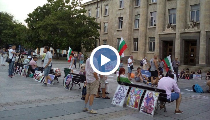 Протестиращите насядаха пред Съдебната палата и единствено плакатът "Оставка! Веднага!" подсказваше, че на площада има протестна акция