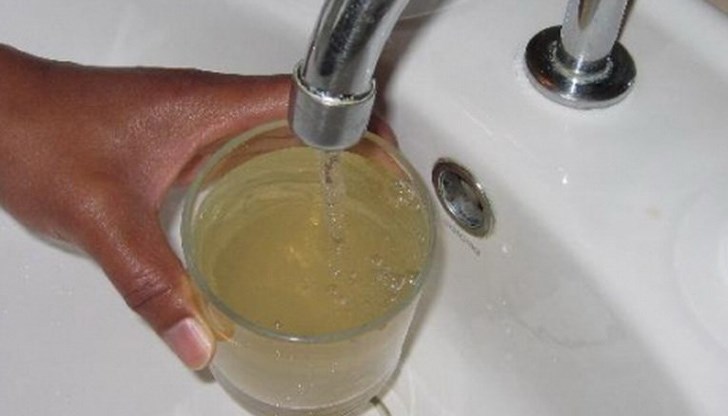 Освен, че е кална, водата мирише на мухъл