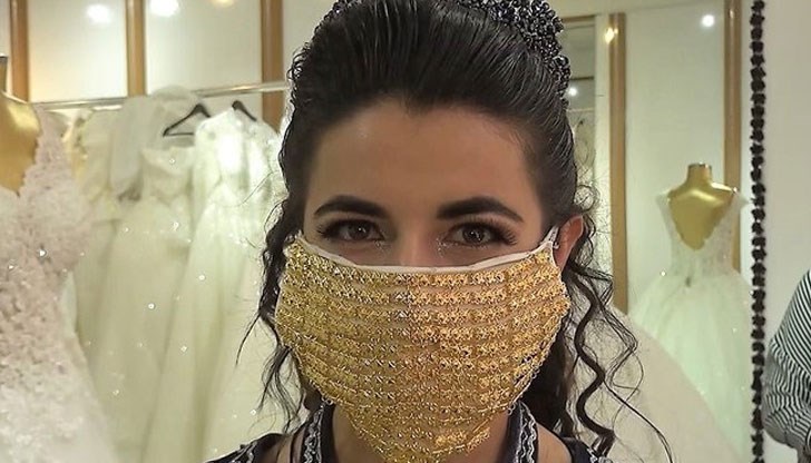 Във времената на коронавируса, турските булки са намерили нов златен аксесоар, който да носят в деня на сватбата си