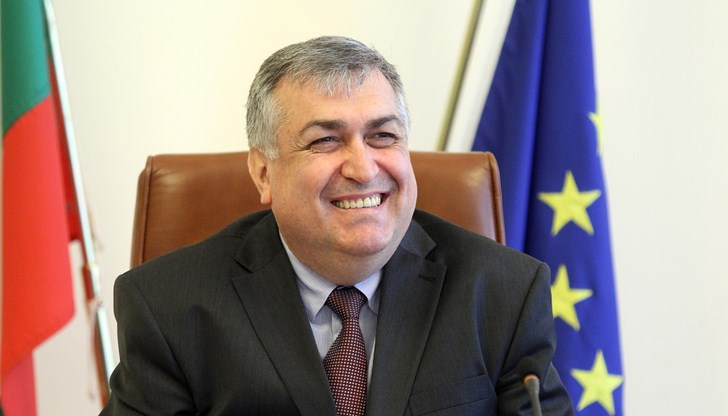 Една от големите грешки в сегашната Конституция е прекият избор на държавния глава от народа Една от големите грешки в сегашната Конституция е прекият избор на държавния глава от народа