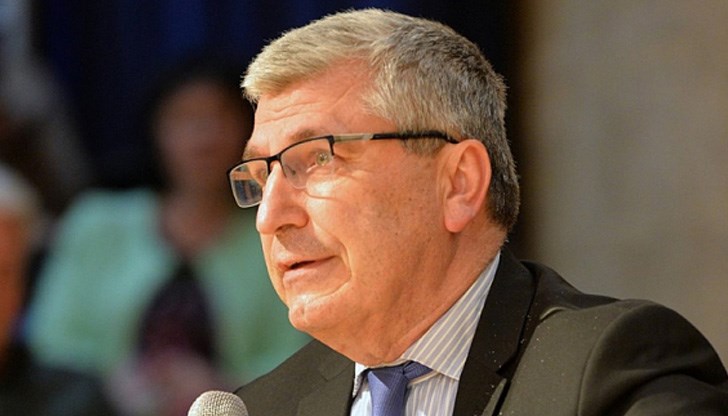 Стачки в предприятия, които са на път да фалират, защото са подминати от "благодата" на внимание на правителството, ще принудят Борисов да напусне МС