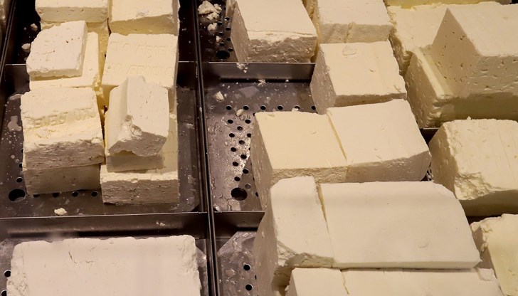 Химикалите, добавяни, за да помогнат на продукта да не се разпада при водно съдържание над 70 на сто, са опасни за здравето и убиват полезните млечно-кисели бактерии в продуктите Химикалите, добавяни, за да помогнат на продукта да не се разпада при водно съдържание над 70 на сто, са опасни за здравето и убиват полезните млечно-кисели бактерии в продуктите