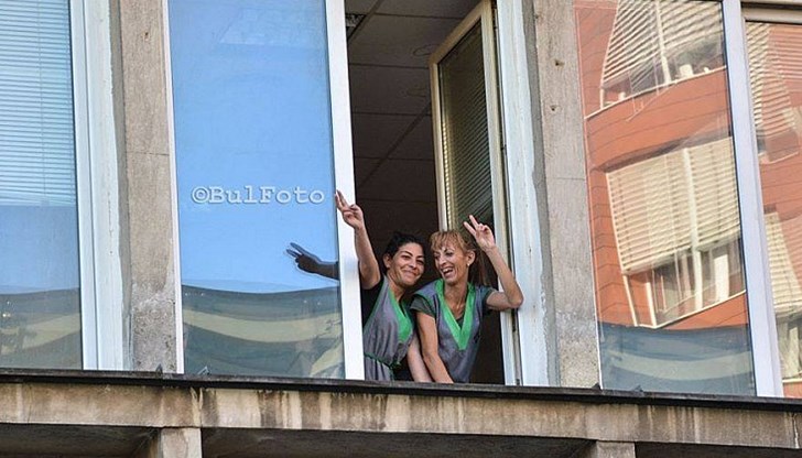 Две дами от БНТ подкрепиха протестиращите пред телевизията Две дами от БНТ подкрепиха протестиращите пред телевизията