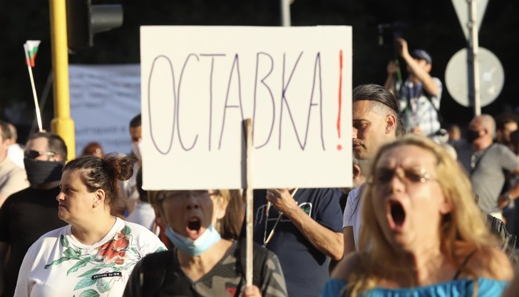 За пореден ден на кръстовището на бул. „Ситняково“ пред Румънското посолство софиянци се събират на контрапротест срещу антиправителствените демонстрации