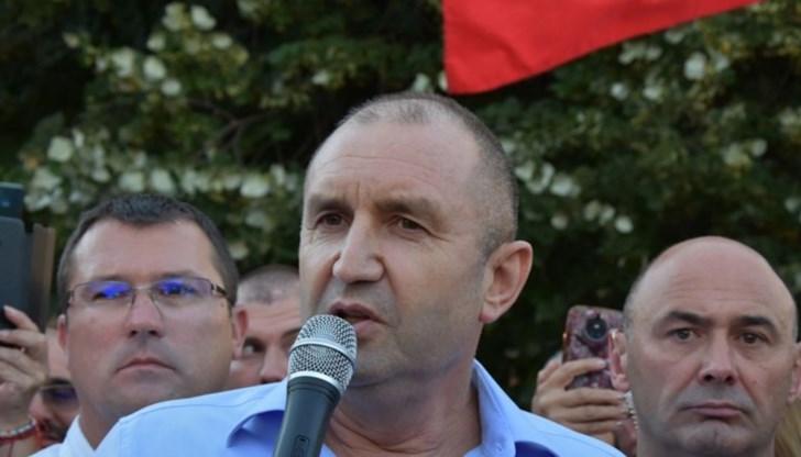 Президентът призова хората да не попадат в "капана на Борисов" за нова конституция