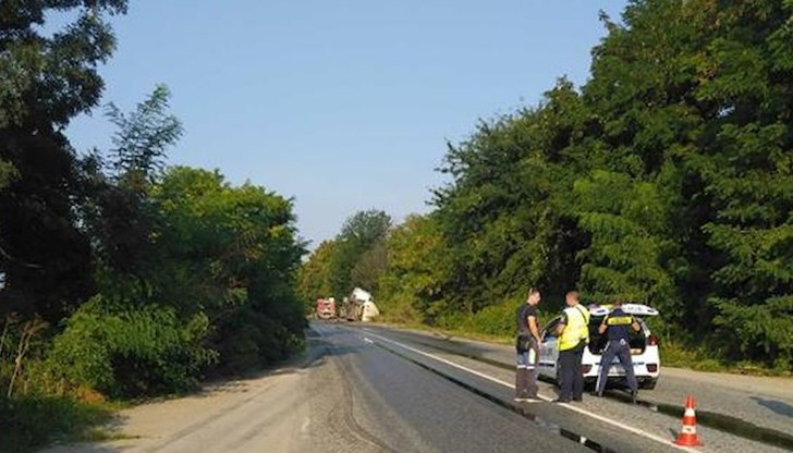 Влекач "Ивеко" е излязъл извън пътя, а теглената от него цистерна с гориво се е обърнала в канавката Влекач "Ивеко" е излязъл извън пътя, а теглената от него цистерна с гориво се е обърнала в канавката