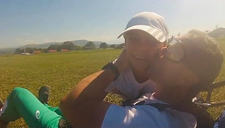 На земята го посреща един от синовете му На земята го посреща един от синовете му