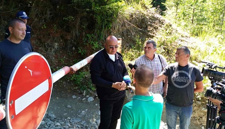 Вече повече 10 години всеки ден джипове извършват превоз на пътници срещу заплащане Вече повече 10 години всеки ден джипове извършват превоз на пътници срещу заплащане