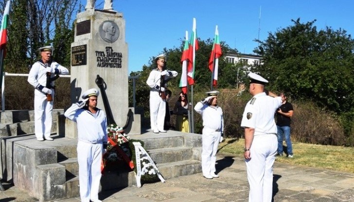 Пред “Паметника на моряка” се проведе военен ритуал по полагане на венци и цветя