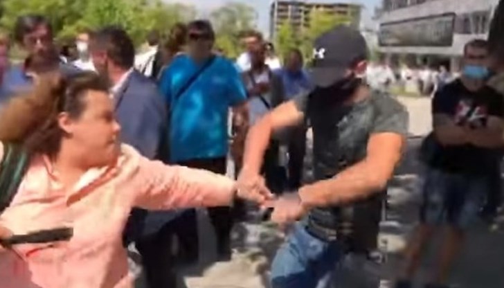 По време на Националната конференция на ПП ГЕРБ в "София тех парк" бяха нападнати журналистките Полина Паунова и Генка Шикерова
