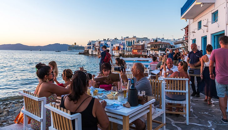 Втората вълна на пандемията и ограниченията за пътуване унищожават надеждите на гръцкия бизнес