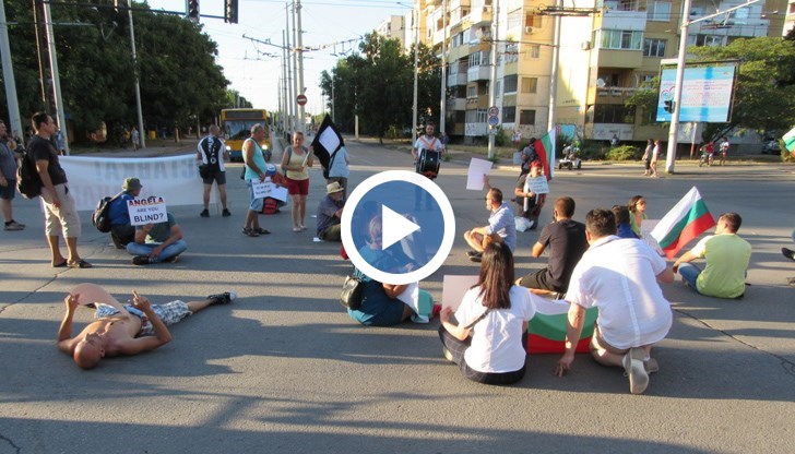 В знак на недоволство те решиха да блокират кръстовището изцяло, като седнаха на пътното платно и продължиха да скандират исканията си за оставки