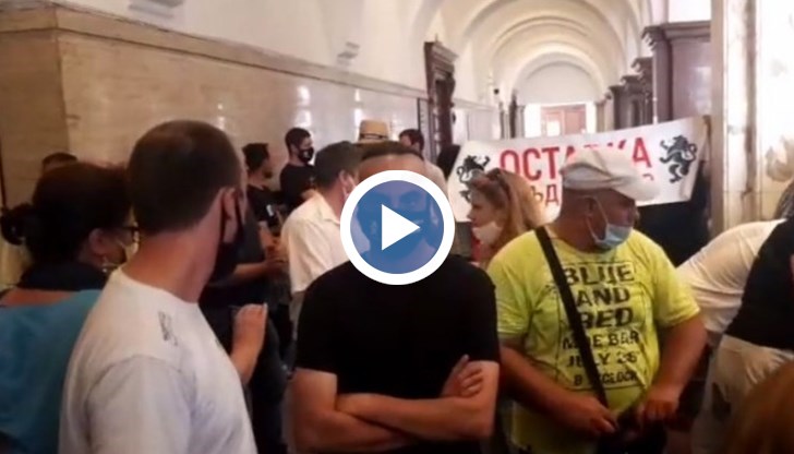 НА ЖИВО: Протестиращи искат оставката на Гешев