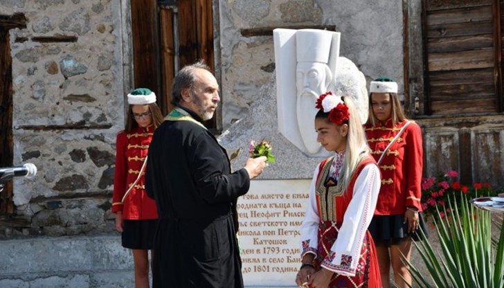 Спорят кое е родното място на отеца