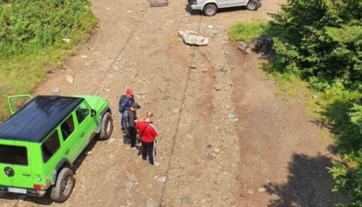 Спряха петнайсетината джипа, които в пълно нарушение на правилата караха туристи и багаж към Седемте Рилски езера срещу 15 лева на човек Спряха петнайсетината джипа, които в пълно нарушение на правилата караха туристи и багаж към Седемте Рилски езера срещу 15 лева на човек