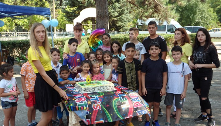 Децата заедно духнаха свещичка за шестата си годишнина, поставена върху голяма торта