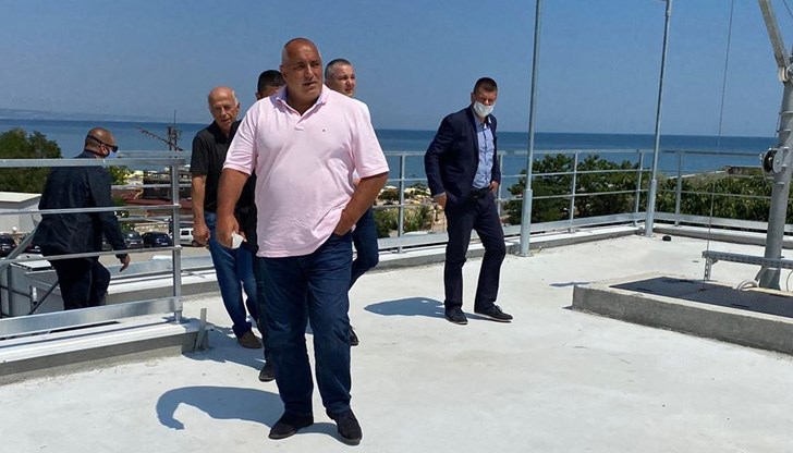 Когато маниакът най-после се събуди, сам ще разбере какъв абсурден свят е построил в съня си. Но ще бъде късно...