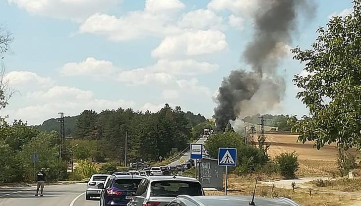 Движението в участъка е затруднено, образували са се километрични колони от автомобили Движението в участъка е затруднено, образували са се километрични колони от автомобили
