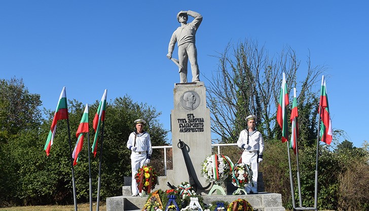 Военен ритуал по полагане на венци и цветя на Паметника на моряка