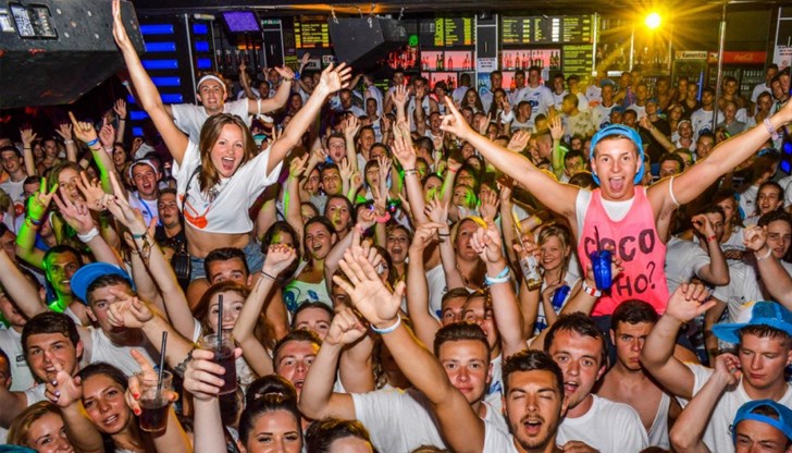 Според управителя на нощен клуб Даниел Стефанов, според когото кадрите вероятно са от миналата година, а в заведението му вечер се събирали не повече от 50 гости Според управителя на нощен клуб Даниел Стефанов, според когото кадрите вероятно са от миналата година, а в заведението му вечер се събирали не повече от 50 гости