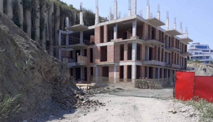 Предвид категорията на обектите и строежите, кметът на община Несебър следва да предприеме законосъобразни действия по компетентност