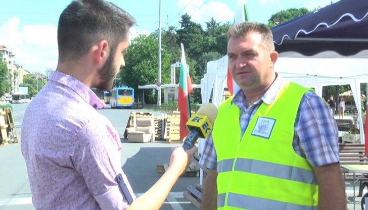 Тези хора нямат нито законовото, нито моралното право да управляват Тези хора нямат нито законовото, нито моралното право да управляват