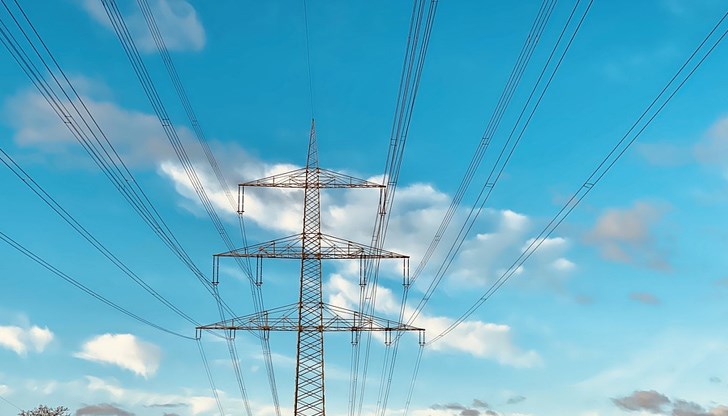 Манолова оспори типовия договор на КЕВР за излизането на свободния пазар на ток на малкия бизнес от 1 октомври