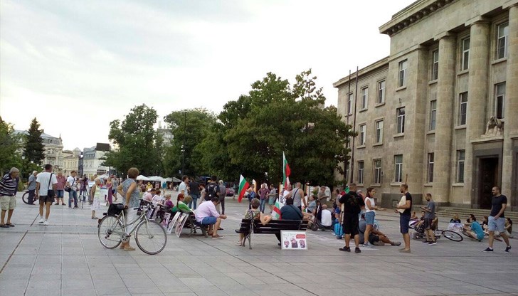 На площада протестиращите опънаха и една палатка като символ на подкрепа на блокадата на Орлов мост На площада протестиращите опънаха и една палатка като символ на подкрепа на блокадата на Орлов мост