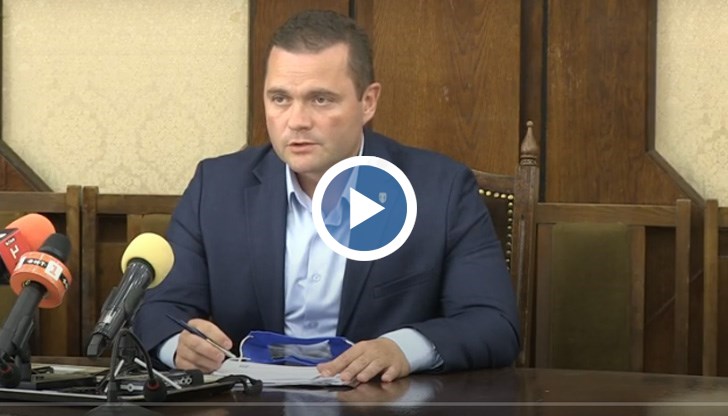 Пенчо Милков обясни, че цялата територия от транспортната алея до реката е дадена на фирма „Порт Пристис"