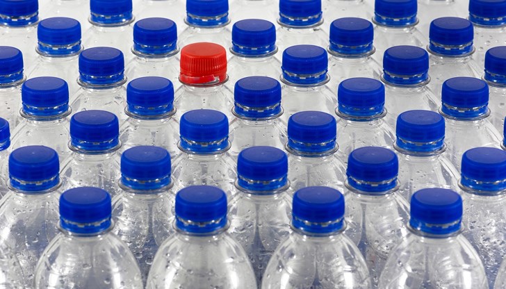 Пластмасовата бутилка с вода може да причини пожар защото действа като лупа, концентрирайки слънчевите лъчи