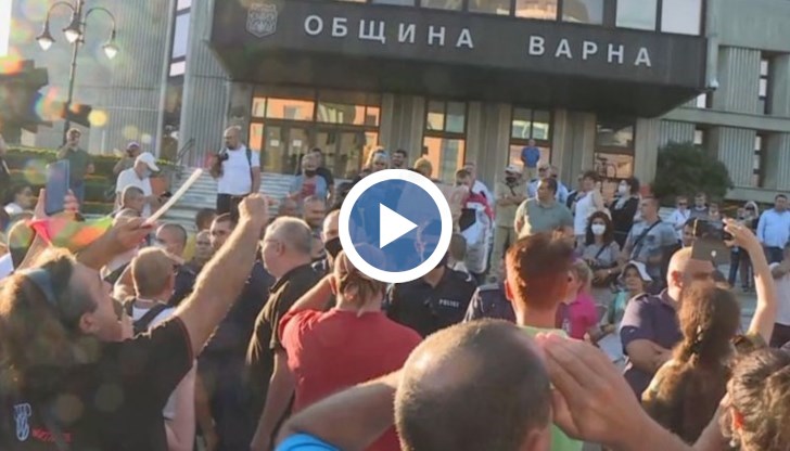 Посрещнаха президента Румен Радев с лозунги "Радев, вън" и "Варна не те иска"