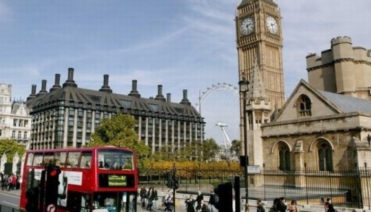 Процедурата е странна, защото някои българи получават статут много бързо, други чакаха с месеци, трети все още не са одобрени