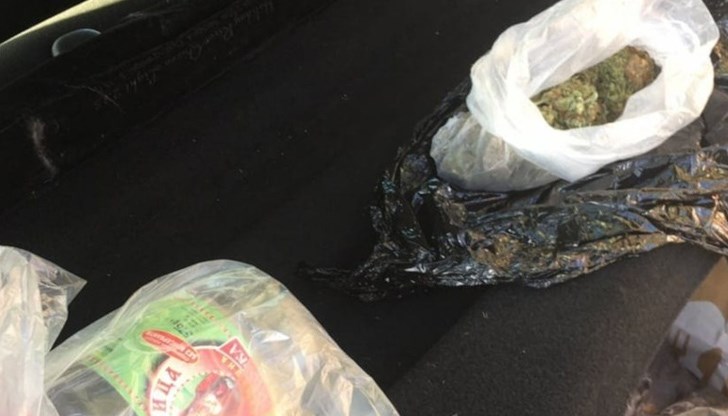 В багажното отделение на колата имало буркан със суха зелена тревна маса и стреч фолио, съдържащо плик със суха зелена тревна маса В багажното отделение на колата имало буркан със суха зелена тревна маса и стреч фолио, съдържащо плик със суха зелена тревна маса